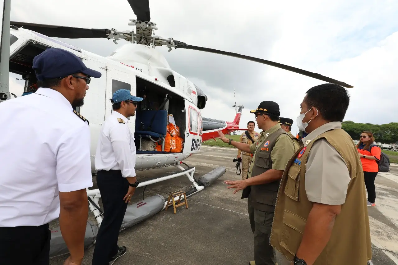 Kepala BNPB Letjen TNI Suharyanto, S.Sos., M.M. melakukan kunjungan kerja penanganan banjir di Provinsi Riau pada Kamis (18/1). Kunjungan diawali dengan peninjauan wilayah terdampak banjir dari udara dengan menggunakan helikopter. Kepala BNPB didampingi Pj Gubernur Riau, perwakilan Komisi VIII DPR dan Deputi Bidang Penanganan Darurat BNPB.